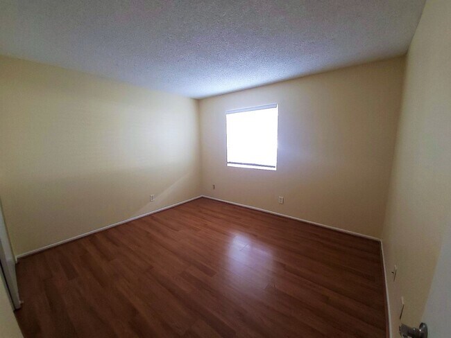 Building Photo - AFFORDABLE UNIT IN TEMPE!