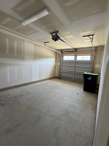 Garage - 605 Marshskip Way