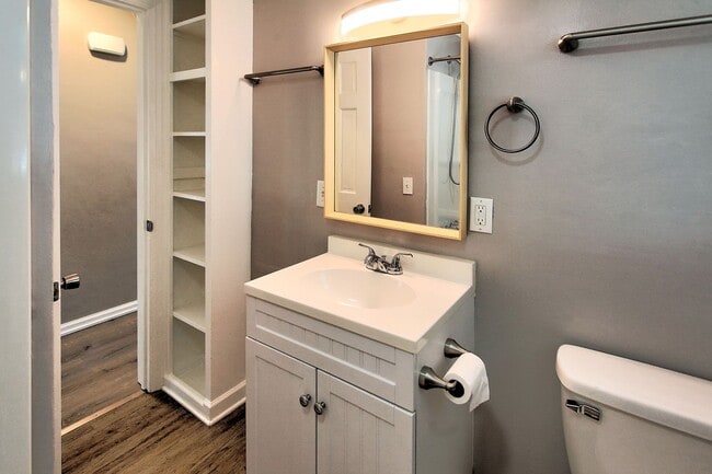 Building Photo - 3 Bedroom Home On Holland's North Side