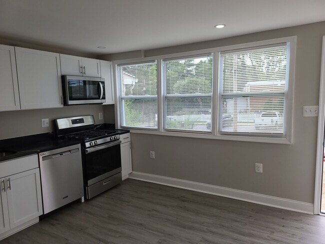 Building Photo - Newly Renovated Townhome Coming Soon!