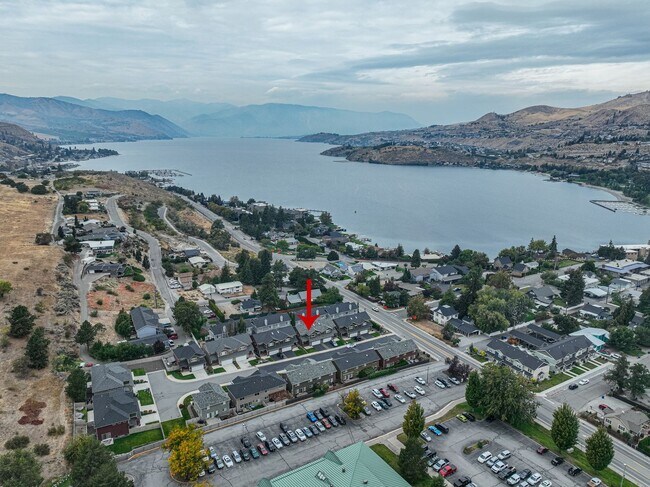 Building Photo - 3 Bedroom Townhome at The Vineyard