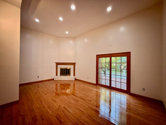 Building Photo - 102 Eaton Dr