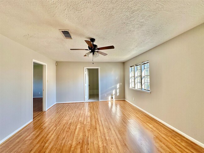 Building Photo - 2818 Stoney Wood Dr