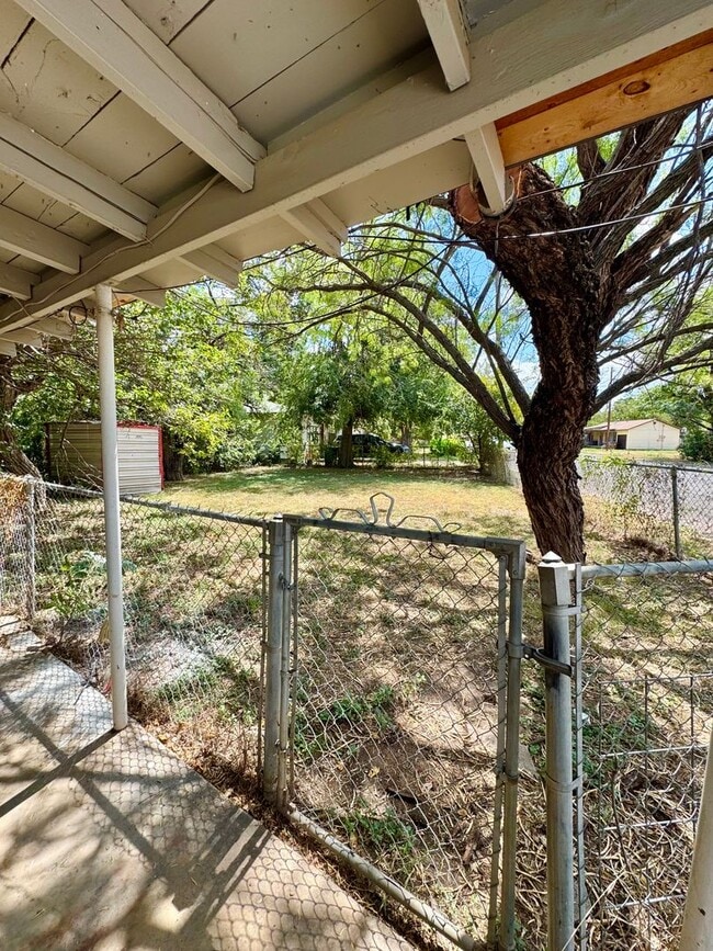 Building Photo - 201 Paint Rock Rd