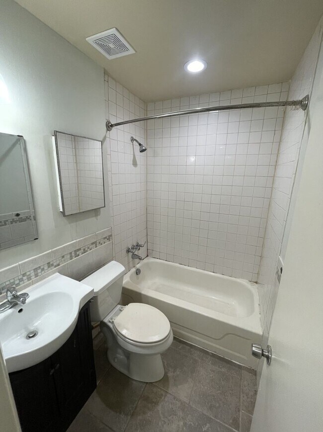 Building Photo - 3 bd 1.5 ba Condo