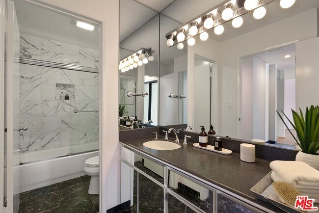 Building Photo - 906 N Doheny Dr