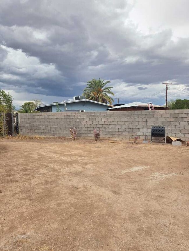 Building Photo - FOR RENT