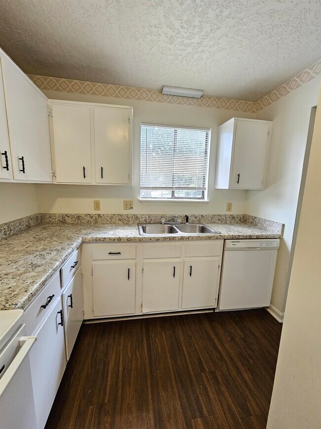 Building Photo - 196 Locke St