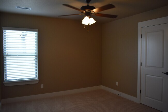 Building Photo - 4 Bedroom 3.5 Bath In The Heart of Fayetteville!