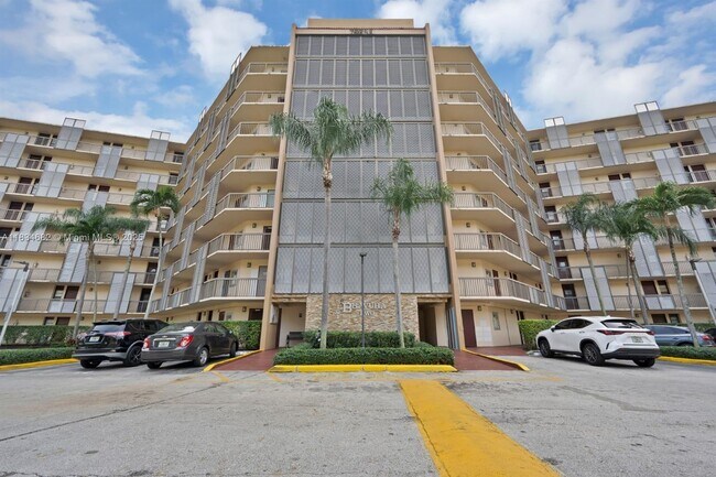 Building Photo - 3101 N Country Club Dr