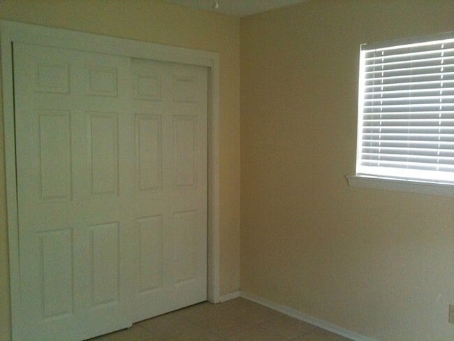 Building Photo - Central 3BR Home