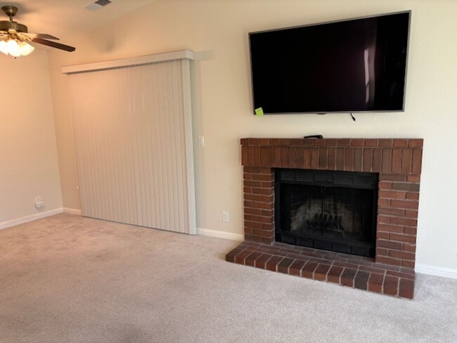 Building Photo - Cozy 2 Bedroom Duplex Walking Distance to ...