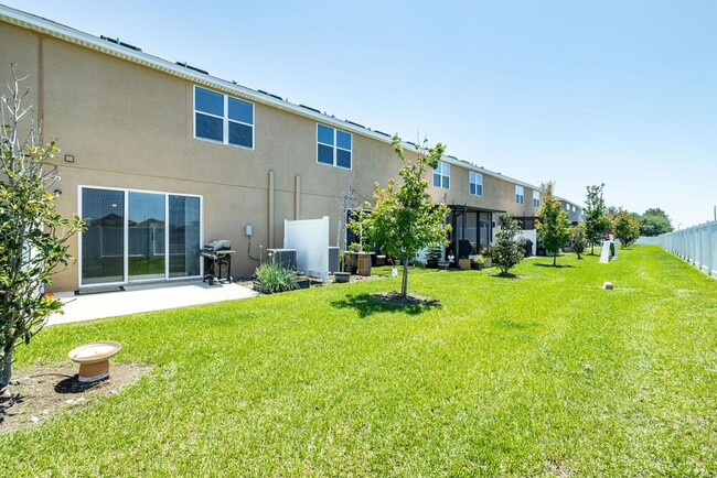 Building Photo - Beautiful Riverview Townhome