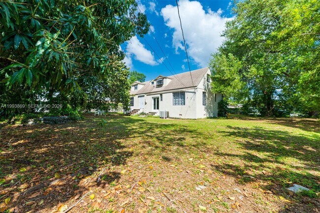 Building Photo - 1238 NE 112th St