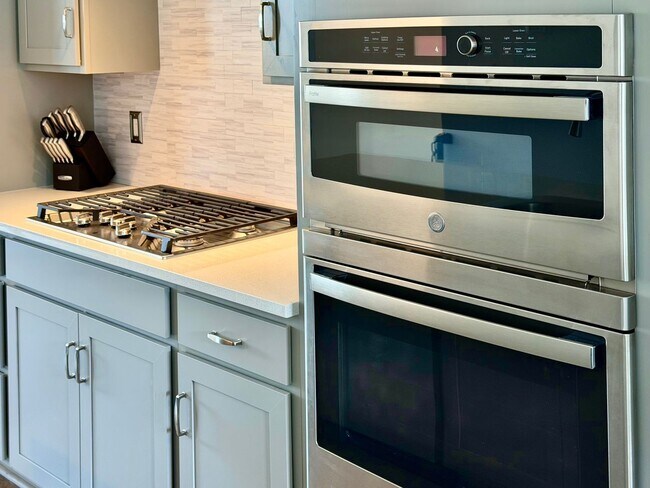 Building Photo - Fully Furnished 2BR/3.5BA Townhome with Garage — Minutes from Downtown Raleigh