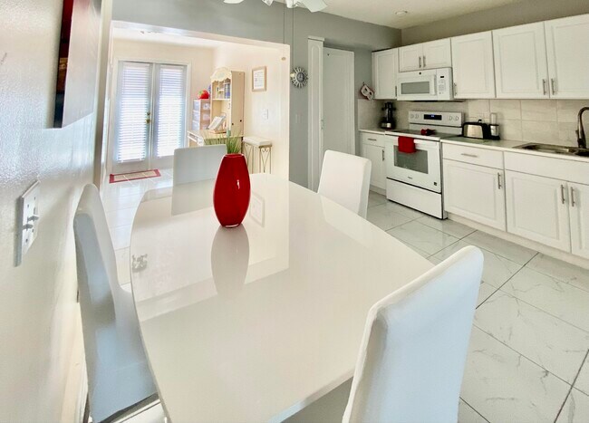 Building Photo - 938 Sumter Rd E