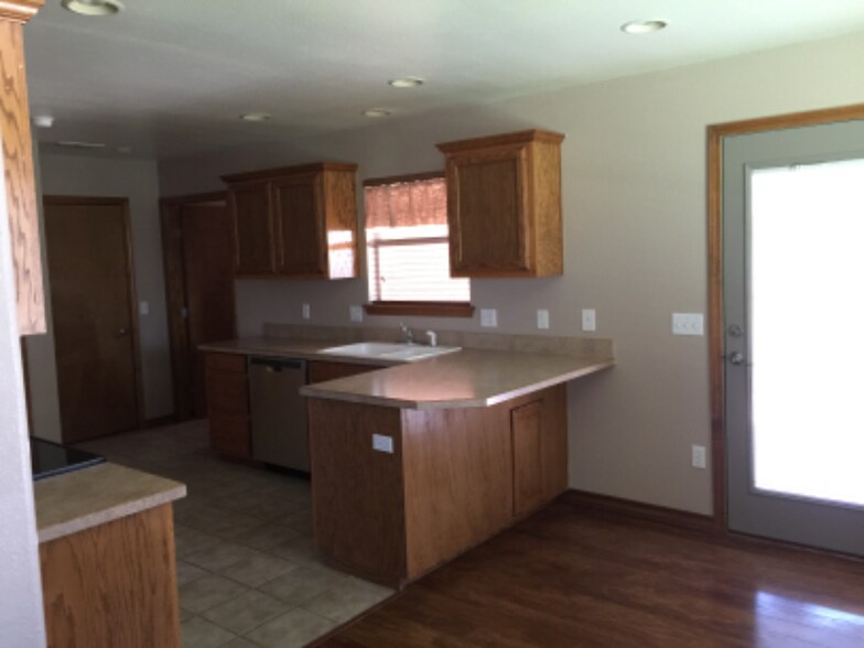 Building Photo - 1832 Arbor Dr