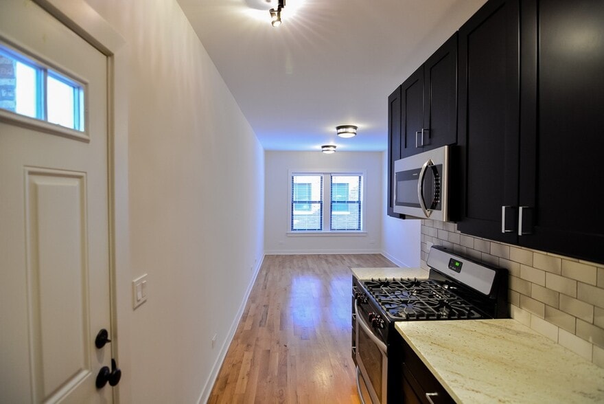 Building Photo - 2215 W Eastwood Ave