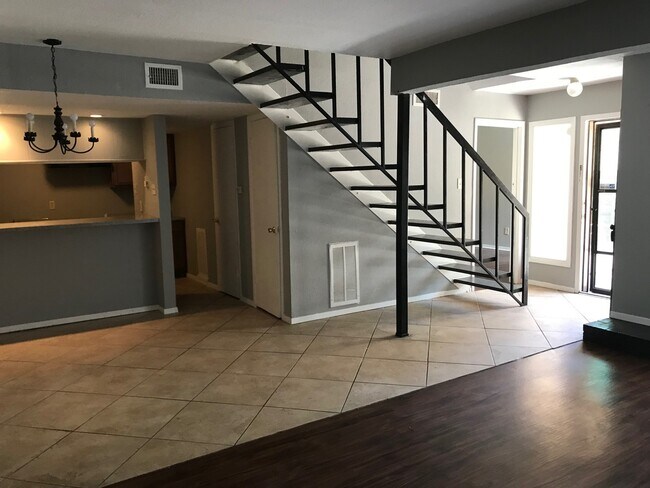 Building Photo - 3121 Park Ln