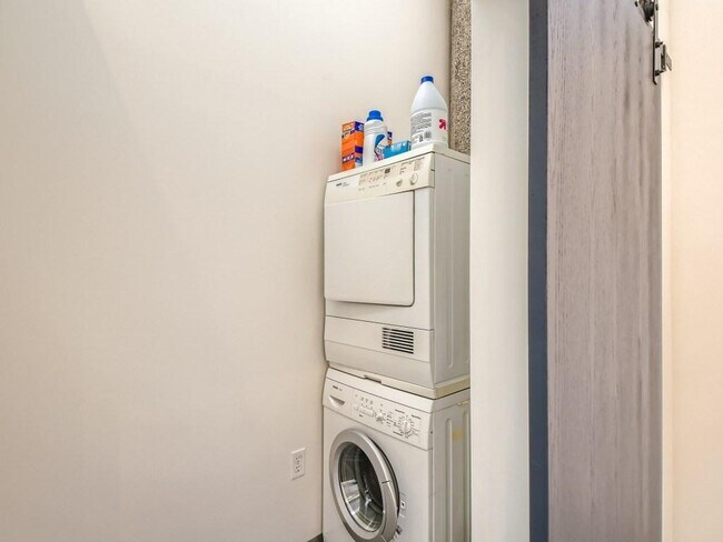 Building Photo - 700 N Washington Ave