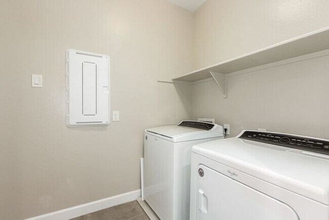 Building Photo - Rare end lot!