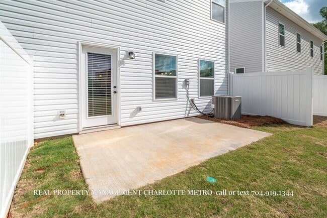 Building Photo - Modern Brand-New Built 3BR Townhome Near Uptown