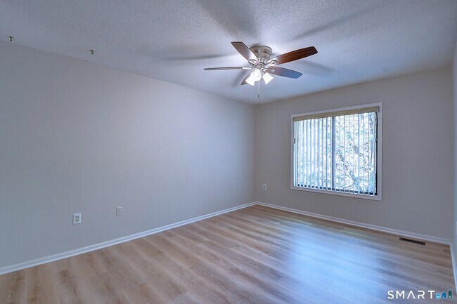 Building Photo - 4 Stonington Ct