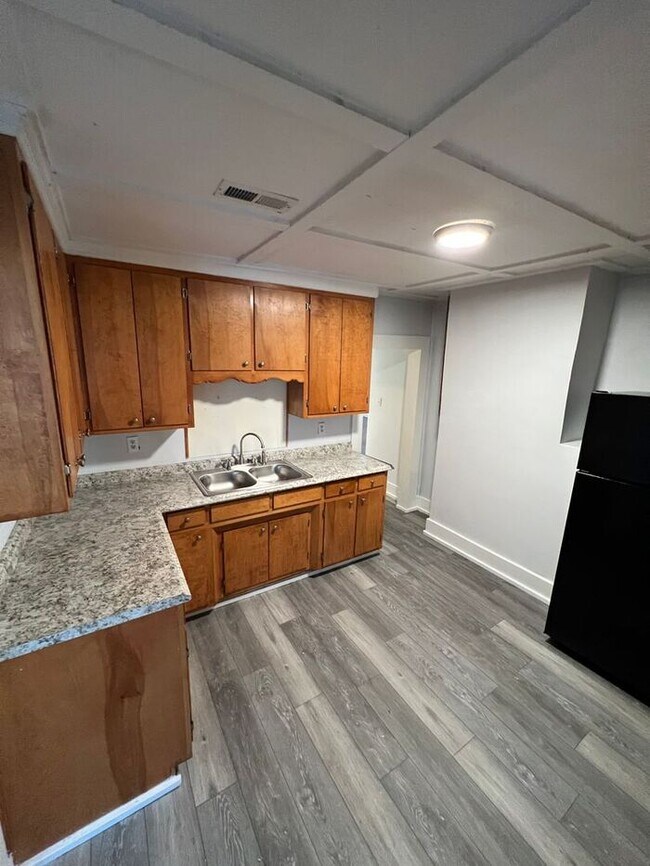 Building Photo - Remodeled spacious home in great location!