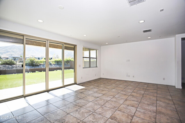 Building Photo - 1535 W Corral Rd