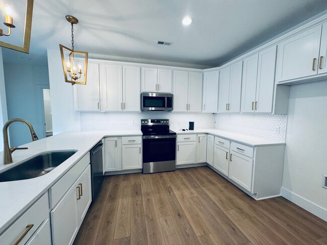 Building Photo - THE CROWN AT CORNESTONE