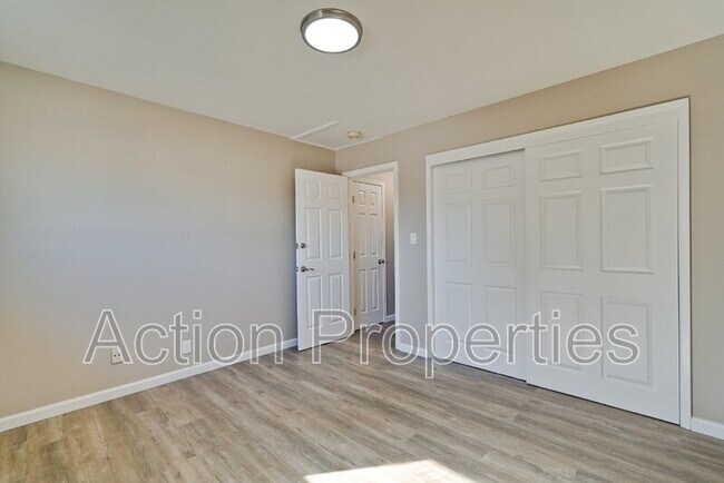 Building Photo - 685 Foxtail Dr