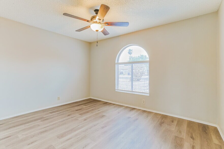 Building Photo - 503 W Cheyenne Dr