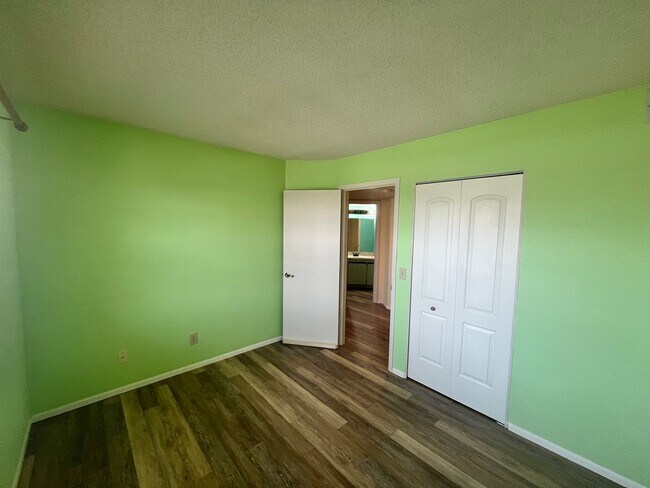 Building Photo - 945 Sonesta Ave NE