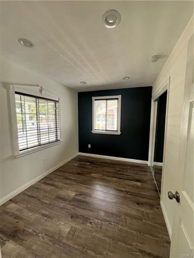 Building Photo - Charming Home