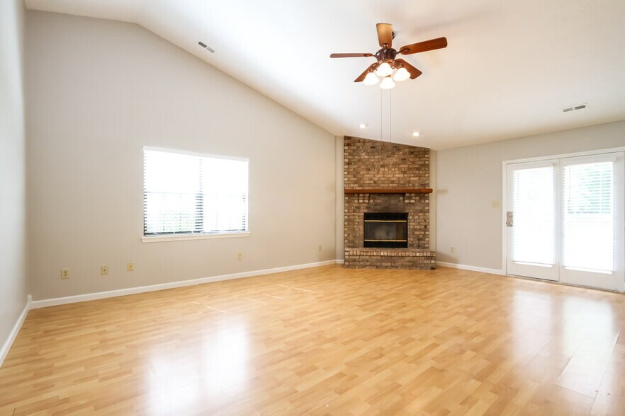 Building Photo - 5766 Pine Knoll Blvd