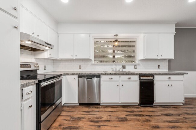 Building Photo - Extensively renovated 4bed,2bath farmhouse on 17 acres!!