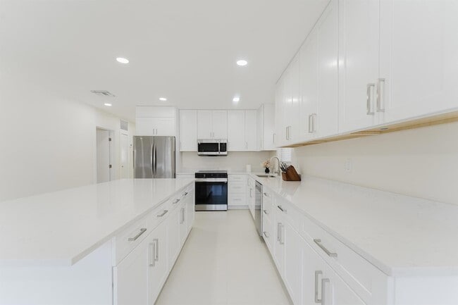 Building Photo - 3199 NE 6th Dr