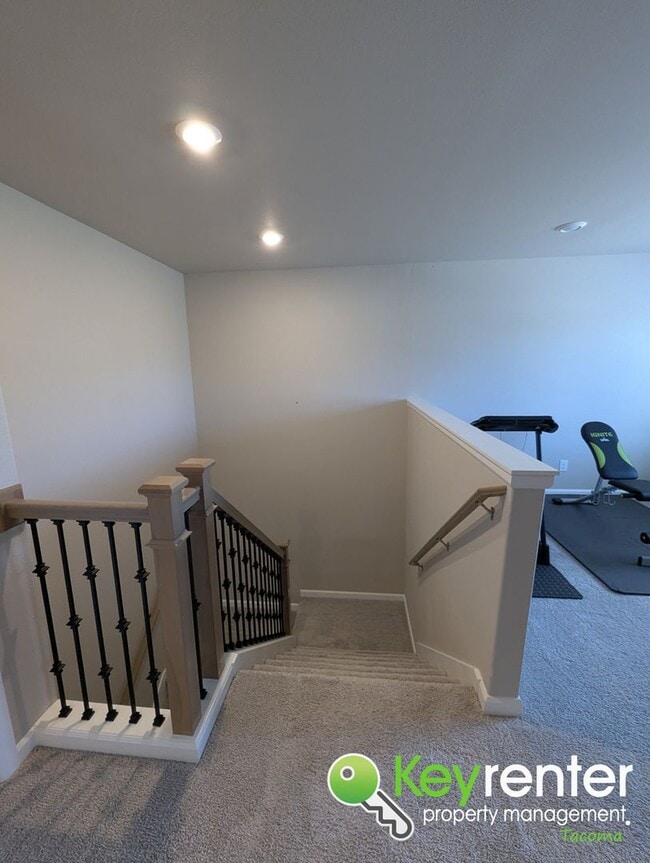 Building Photo - Spacious Northeast Tacoma 3 Bedroom Home for Rent Near Browns Point