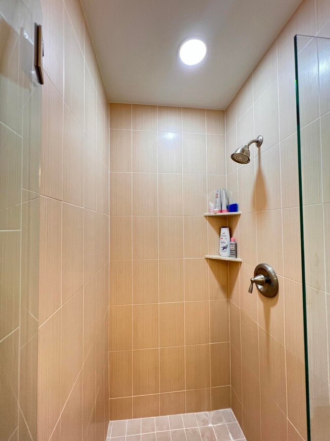 Building Photo - 698 Normandy Ln