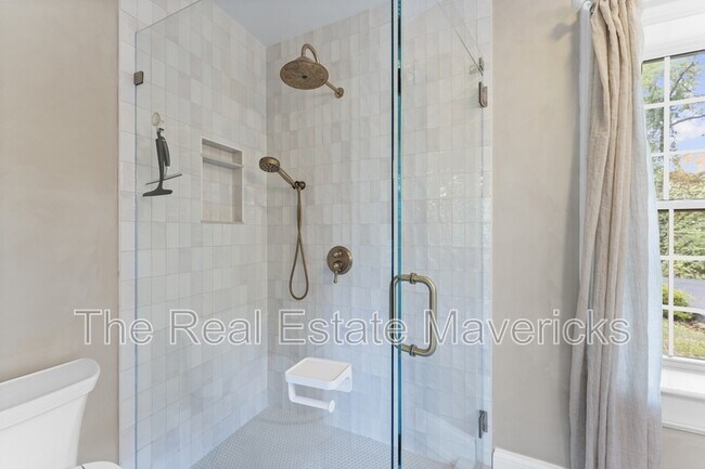 Building Photo - 3320 Montview Dr