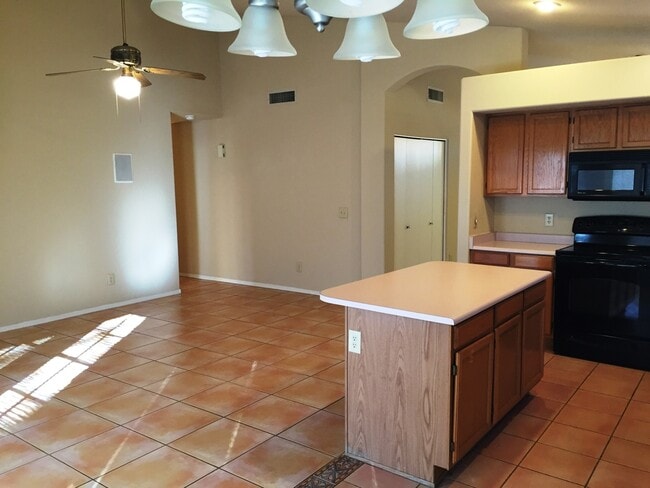 Building Photo - Gilbert 3Bd/2Bth + Den Single Story Home - Landscaping Included