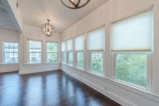 Building Photo - 311 W Mistletoe Ave