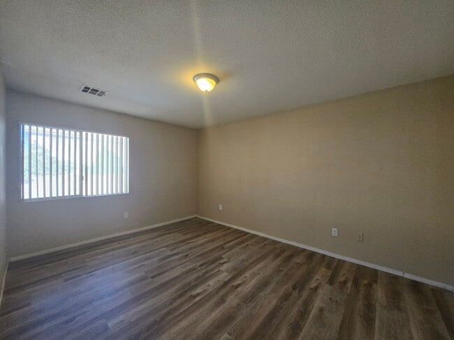 Building Photo - 2 Story Home with 5 Bedrooms