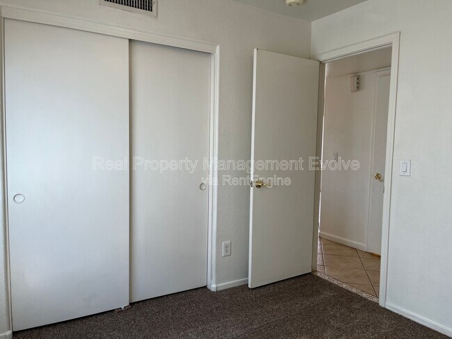 Building Photo - 10621 W Poinsettia Dr