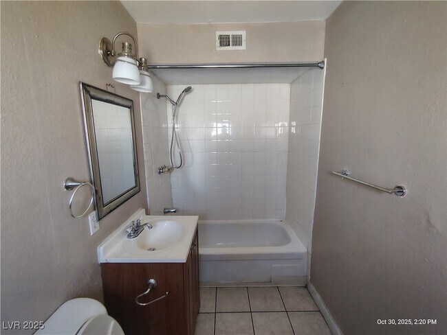 Building Photo - 2929 E Elm Ave