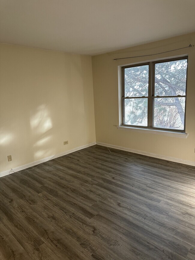 Building Photo - 214 Glengarry Dr