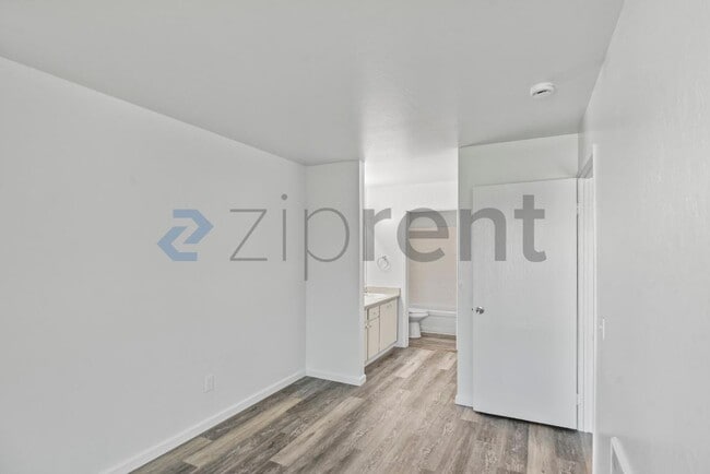 Building Photo - Unit 206