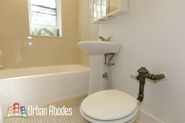 Building Photo - 4631 N Paulina St