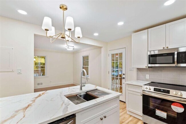 Building Photo - 6048 Blackhawk Trail SE