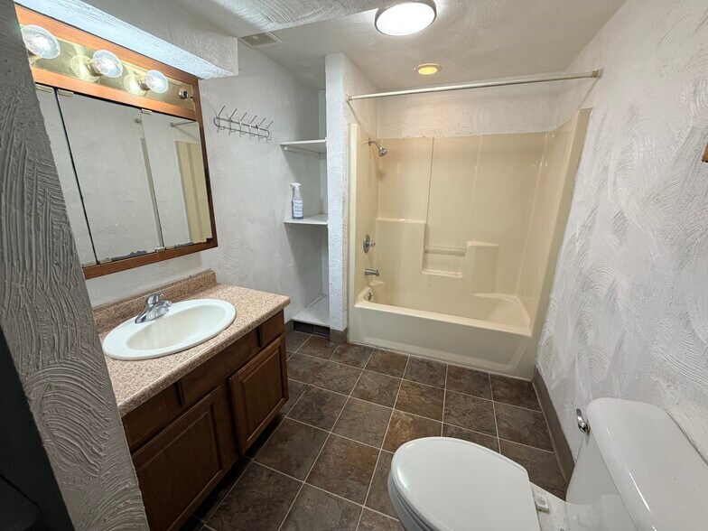 Building Photo - 610 Mill St